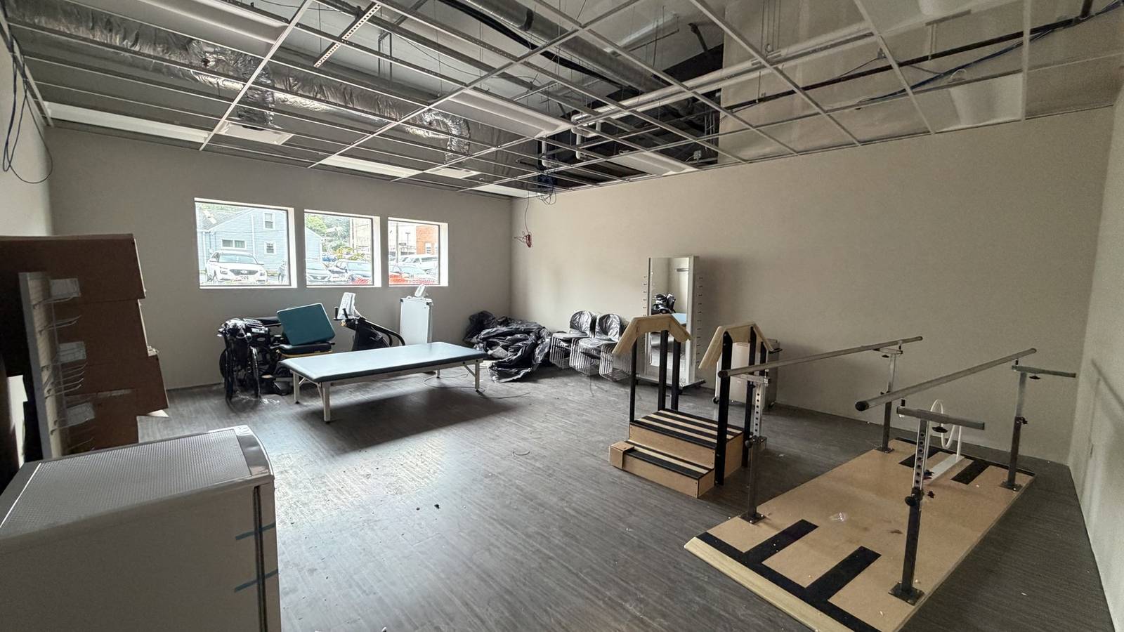 Therapy space with parallel bars and a wood handrail